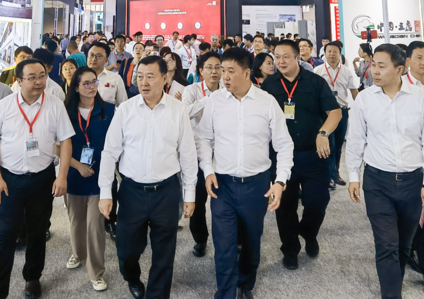 鼎美亮相中国住博会，住建部党组书记、部长倪虹视察指导
